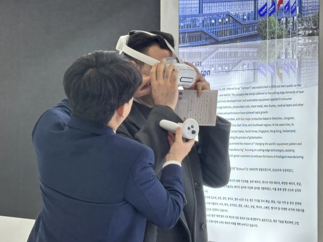 海目星在展會(huì)現(xiàn)場(chǎng)提供沉浸式產(chǎn)品體驗(yàn)，參觀者可以直觀感受高速激光模切機(jī)和疊片電池裝配線的高效生產(chǎn)過程